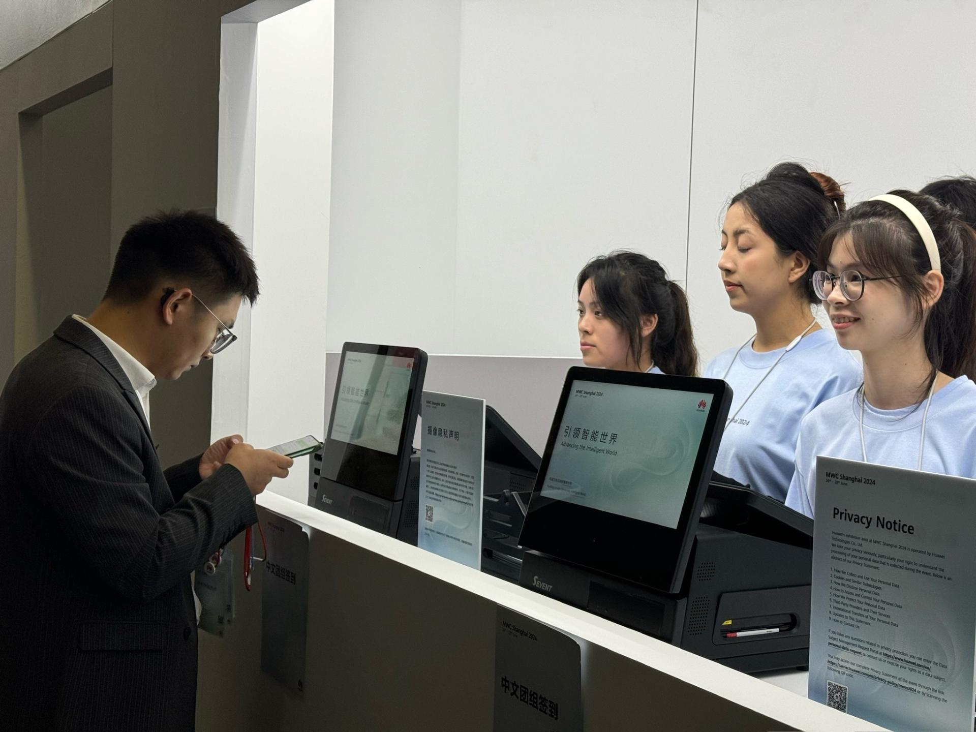 MWC Shanghai Huawei booth volunteer work